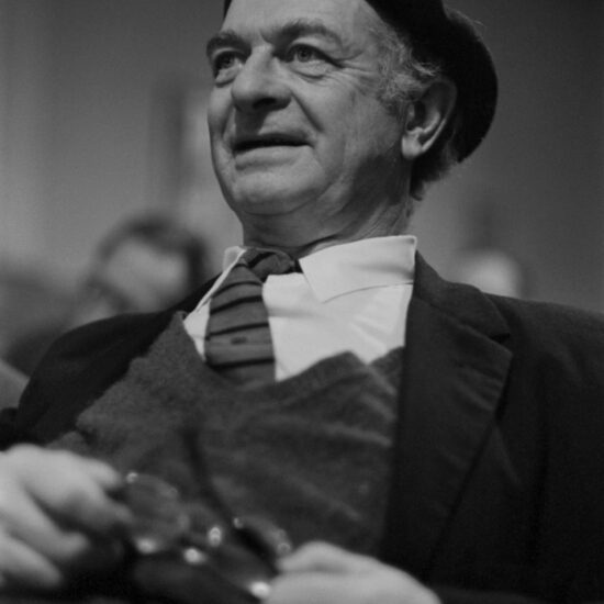 American chemist, biochemist, peace activist and winner of the Nobel Prize for Chemistry in 1954, Linus Pauling listens to a speaker during the Oxford Peace Conference in 1962